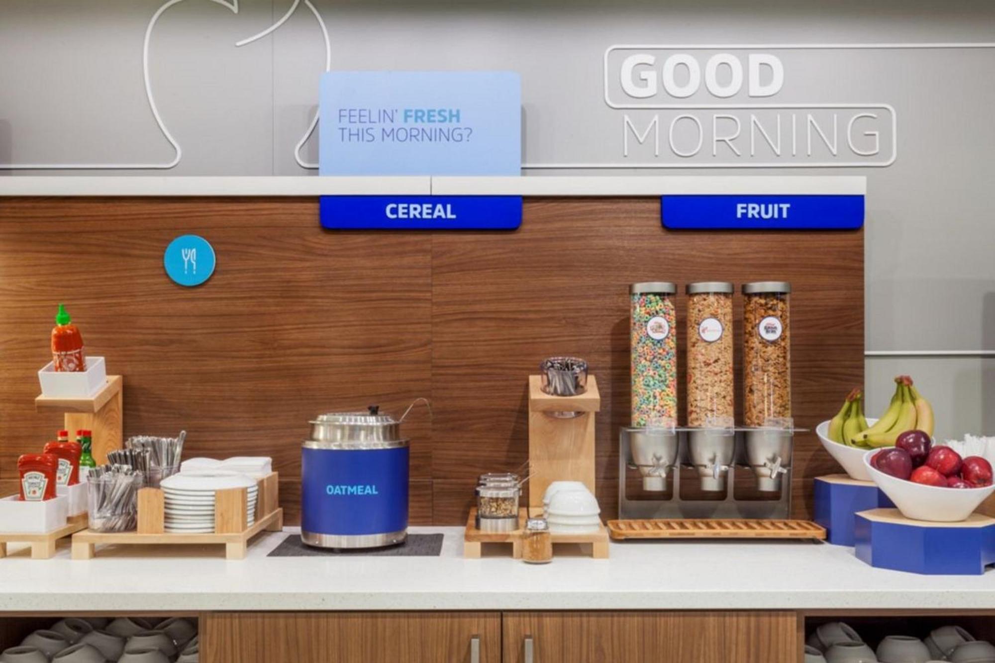 Holiday Inn Express & Suites Fresno Airport By Ihg Фресно Экстерьер фото